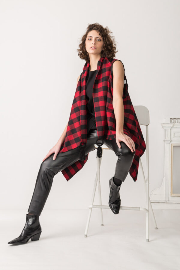casacca in check a quadri rosso e nero realizzata con lana di riciclo