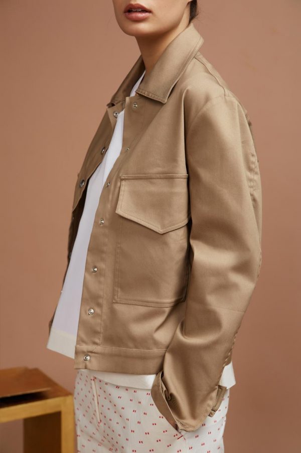 la giacca in denim è diventato un classico, indispensabile in ogni guardaroba. Realizzato nel color cachi è perfetto per essere abbinarlo facilmente ad ogni vostro indumento